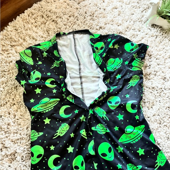 Green and black alien print romper with a V-neck and short sleeves, - Picture 3 of 3
